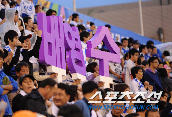 
	2010.10.8/

8�� �뱸���� ���ξ߱� �÷��̿��� 2���� �Ｚ���̿���-�λ꺣� ��Ⱑ ���ȴ�. 2���� ���� �Ｚ �迵���� �����ϴ� �ҵ� 

�뱸=������ ���� songs@sportschosun.com


