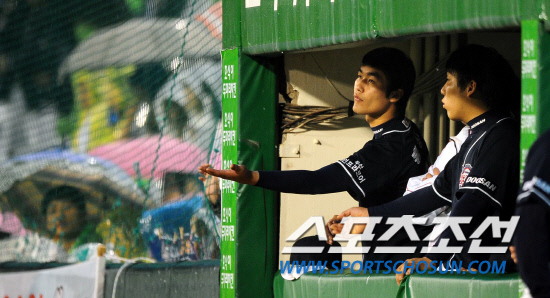 
	2010,10,08

PO1���� �Ｚ-�λ�

8�� 18�ÿ� ���� PO2������ ��� ���� �������� ��ü�ƴ�. �λ� �������� ȫ����� ���ƿ����� �� ��ġ�� ��ٸ��� �ִ�.

�뱸=������ ���� baser@sportschosun.com


