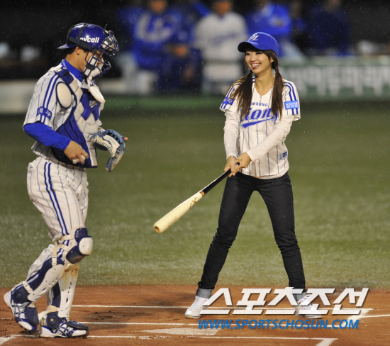 
	2010�� 10�� 8��

8�� �뱸���� ���� �λ�� �Ｚ�� �÷��̿��� 2�������� �ɱ׷� '����Ÿ'�� ��Ÿ�� �ñ��� �ߴ�. ����� ȿ���� �꽺���� �� �� ���� ���а� �ִ�.

�뱸= ���� ���� kyungmin@sportschosun.com


