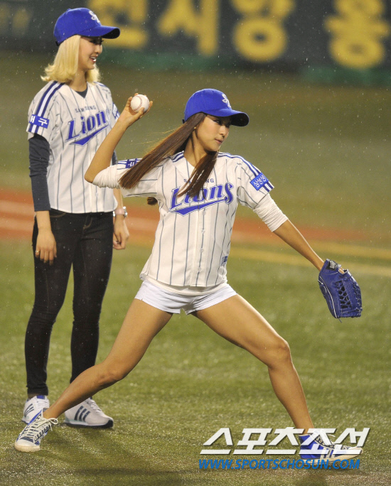 
	2010.10.8/

8�� �뱸���� ���ξ߱� �÷��̿��� 2���� �Ｚ���̿���-�λ꺣� ��Ⱑ ���ȴ�. ��� �� �ɱ׷� '����Ÿ'�� '����'�� �ñ��� �ϰ� �ִ�. 

�뱸=������ ���� songs@sportschosun.com


