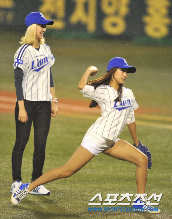 
	2010.10.8/

8�� �뱸���� ���ξ߱� �÷��̿��� 2���� �Ｚ���̿���-�λ꺣� ��Ⱑ ���ȴ�. ��� �� �ɱ׷� '����Ÿ'�� '����'�� �ñ��� �ϰ� �ִ�. 

�뱸=������ ���� songs@sportschosun.com


