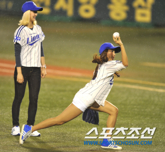 
	2010.10.8/

8�� �뱸���� ���ξ߱� �÷��̿��� 2���� �Ｚ���̿���-�λ꺣� ��Ⱑ ���ȴ�. ��� �� �ɱ׷� '����Ÿ'�� '����'�� �ñ��� �ϰ� �ִ�. 

�뱸=������ ���� songs@sportschosun.com


