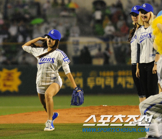 
	2010,10,08

PO1���� �Ｚ-�λ�

8�� ������ PO2�������� �ɱ׷� ����Ÿ������� �ñ���翡 �����ߴ�.

����Ÿ�� ����� ª�� �������������� �ÿ��� ������� �巯���� ���� �ñ��� �ߴ�

�뱸=������ ���� baser@sportschosun.com


