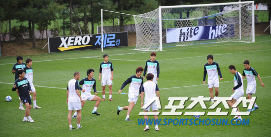 
	8��  ����NFC �ؿ��� �Ʒÿ��� �ؿ��� 11���� �н̰����� �ϸ� ���� Ǯ�� �ִ�.     ����NFC=������ ���� young@sportschosun.com


