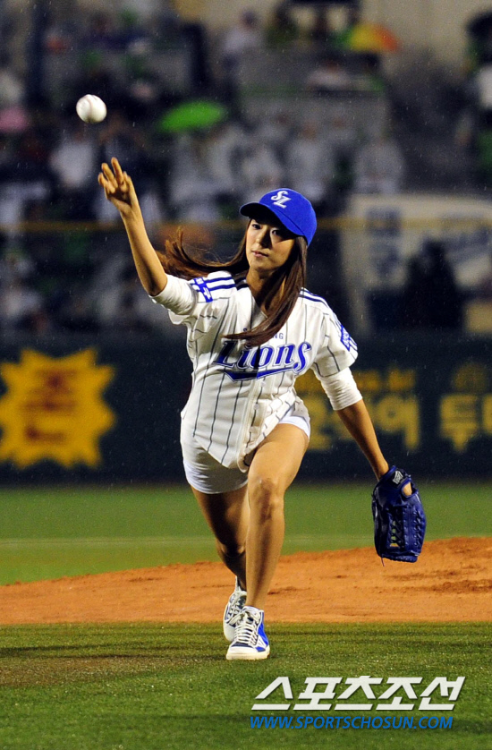 
	2010,10,08

PO1���� �Ｚ-�λ�

8�� ������ PO2�������� �ɱ׷� ����Ÿ������� �ñ���翡 �����ߴ�.

����Ÿ�� ����� ª�� �������������� �ÿ��� ������� �巯���� ���� �ñ��� �ߴ�

�뱸=������ ���� baser@sportschosun.com


