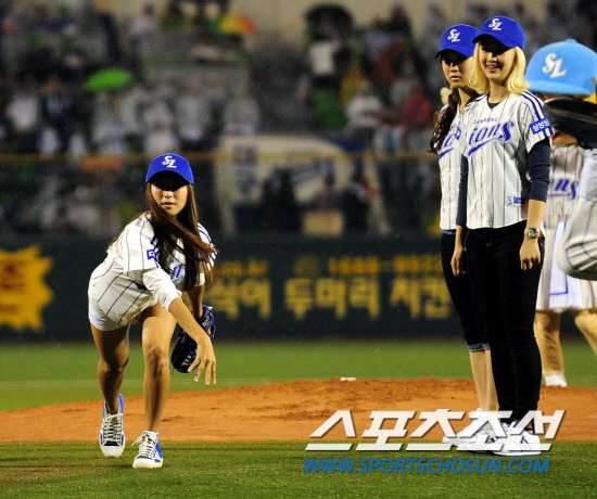 
	2010,10,08

PO1���� �Ｚ-�λ�

8�� ������ PO2�������� �ɱ׷� ����Ÿ������� �ñ���翡 �����ߴ�.

����Ÿ�� ����� ª�� �������������� �ÿ��� ������� �巯���� ���� �ñ��� �ߴ�

�뱸=������ ���� baser@sportschosun.com


