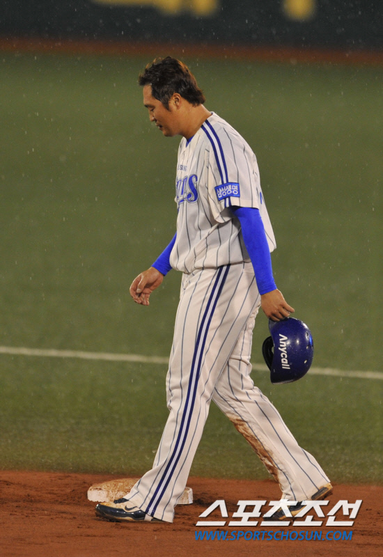 
	2010�� 10�� 8��

8�� �뱸���� ���� �λ�� �Ｚ�� �÷��̿��� 2�������� 1ȸ�� 4�� �������� �ƿ��� 2�缭 �����ƿ� ���� �����̰� �ƽ����ϸ� ���ƿ����� ���ϰ� �ִ�.

�뱸= ���� ���� kyungmin@sportschosun.com


