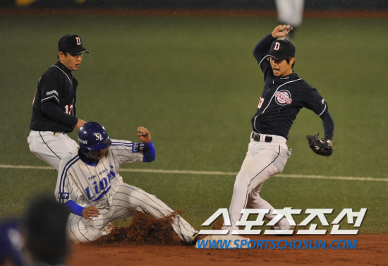 
	2010�� 10�� 8��

8�� �뱸���� ���� �λ�� �Ｚ�� �÷��̿��� 2�������� 1ȸ�� 3�� �ڼ����� ���� ����̺� Ÿ���� ���� �����(������)�� �绡�� 2�縦 ������� ���� �����̰� ������ �Ǿ���. 

�뱸= ���� ���� kyungmin@sportschosun.com


