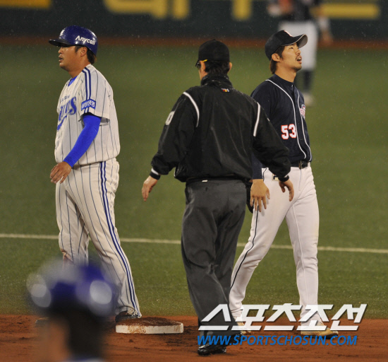 
	2010�� 10�� 8��

8�� �뱸���� ���� �λ�� �Ｚ�� �÷��̿��� 2�������� 1ȸ�� 3�� �ڼ����� ���� ����̺� Ÿ���� ���� �����(������)�� �绡�� 2�縦 ������� ���� �����̰� ������ �Ǿ���. 

�뱸= ���� ���� kyungmin@sportschosun.com


