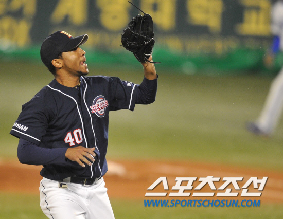 
	2010.10.8/

8�� �뱸���� ���ξ߱� �÷��̿��� 2���� �Ｚ���̿���-�λ꺣� ��Ⱑ ���ȴ�. 2ȸ�� 2�翡�� �λ� ���޳�� �Ｚ �̿����� ���� �� ���� ó���ϰ� �ִ�. 

�뱸=������ ���� songs@sportschosun.com


