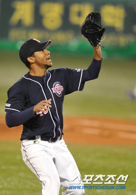 
	2010.10.8/

8�� �뱸���� ���ξ߱� �÷��̿��� 2���� �Ｚ���̿���-�λ꺣� ��Ⱑ ���ȴ�. 2ȸ�� 2�翡�� �λ� ���޳�� �Ｚ �̿����� ���� �� ���� ó���ϰ� �ִ�. 

�뱸=������ ���� songs@sportschosun.com


