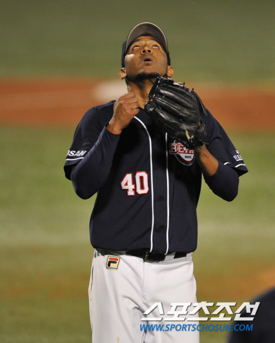 
	2010�� 10�� 8��

8�� �뱸���� ���� �λ�� �Ｚ�� �÷��̿��� 2�������� 2ȸ�� �Ｚ �̿����� ���߶��� ó���� �λ� ���޳�� �ϴ��� �Ĵٺ��� �⵵�ϰ� �ִ�.

�뱸= ���� ���� kyungmin@sportschosun.com


