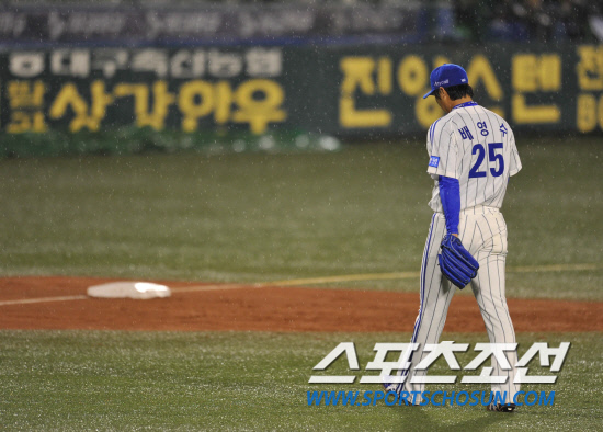 
	2010�� 10�� 8��

8�� �뱸���� ���� �λ�� �Ｚ�� �÷��̿��� 2�������� 2ȸ�� ����� ���� ��� ����� �������� ���� �迵���� ���ƿ����� ���ϰ� �ִ�.

�뱸= ���� ���� kyungmin@sportschosun.com


