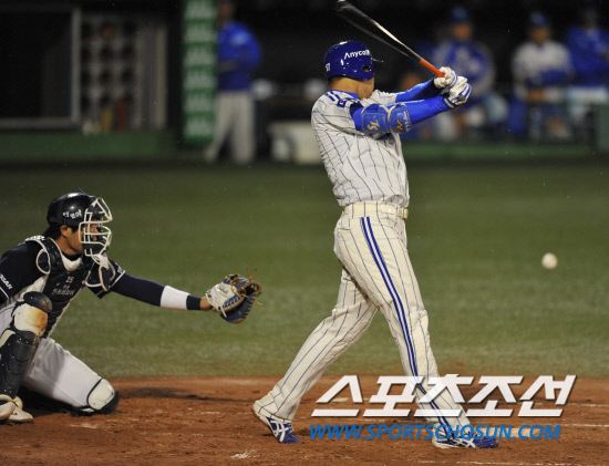 
	2010�� 10�� 8��

8�� �뱸���� ���� �λ�� �Ｚ�� �÷��̿��� 2�������� 2ȸ�� �Ｚ ä������ Ÿ���� ���ƿ����� ���Ƶ�� �ִ�.

�뱸= ���� ���� kyungmin@sportschosun.com


