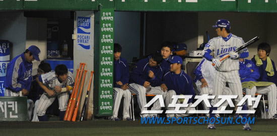 
	2010�� 10�� 8��

8�� �뱸���� ���� �λ�� �Ｚ�� �÷��̿��� 2�������� 2ȸ�� ä������ Ÿ���� ���ƿ����� ���Ƶ��� �������� ȭ��¦ ���� �ִ�.

�뱸= ���� ���� kyungmin@sportschosun.com


