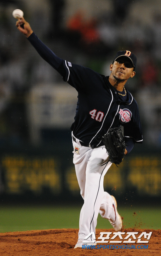 
	2010,10,08

PO1���� �Ｚ-�λ�

PO2���� ���������� ������ �λ� ���޳׽��� �Ｚ Ÿ�ڵ��� ���� ���ִ� ��Ī�� �ϰ� �ִ�.

�뱸=������ ���� baser@sportschosun.com


