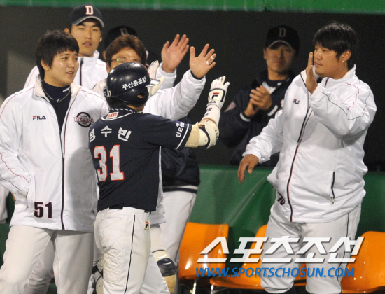 
	2010.10.8/

8�� �뱸���� ���ξ߱� �÷��̿��� 2���� �Ｚ���̿���-�λ꺣� ��Ⱑ ���ȴ�. 3ȸ�� 1�� 2,3�翡�� �λ� �����󿡰� 1Ÿ�� ����ö��̸� ġ�� ���ƿ����� ������ �������̺긦 ������ �ִ�. 

�뱸=������ ���� songs@sportschosun.com


