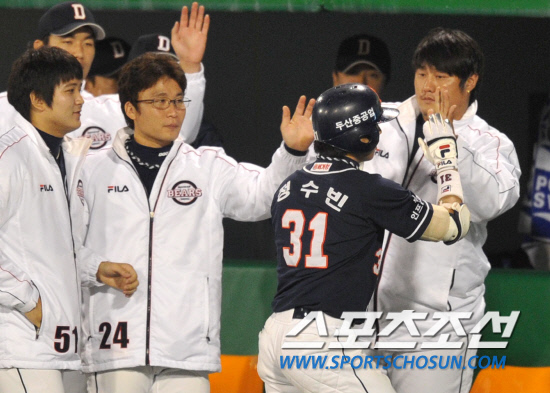 
	2010.10.8/

8�� �뱸���� ���ξ߱� �÷��̿��� 2���� �Ｚ���̿���-�λ꺣� ��Ⱑ ���ȴ�. 3ȸ�� 1�� 2,3�翡�� �λ� �����󿡰� 1Ÿ�� ����ö��̸� ġ�� ���ƿ����� ������ �������̺긦 ������ �ִ�. 

�뱸=������ ���� songs@sportschosun.com


