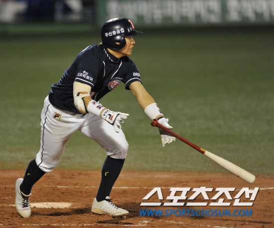 
	2010�� 10�� 8��

8�� �뱸���� ���� �λ�� �Ｚ�� �÷��̿��� 2�������� 2ȸ�� �λ� �������� ����ö��̸� ġ�� ���� Ÿ���� ������Ű�� �ִ�.

�뱸= ���� ���� kyungmin@sportschosun.com


