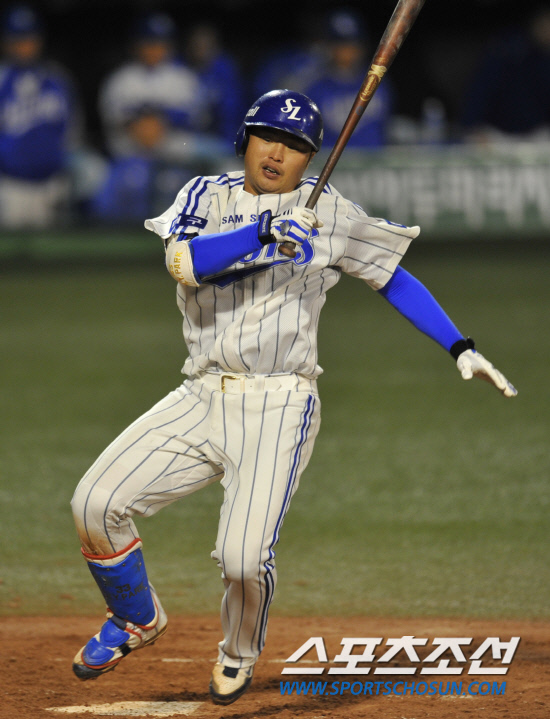 
	2010�� 10�� 8��

8�� �뱸���� ���� �λ�� �Ｚ�� �÷��̿��� 2�������� 3ȸ�� �Ｚ �����̰� '������'�� �����̸� ���� �ƿ��ǰ� �ִ�.

�뱸= ���� ���� kyungmin@sportschosun.com


