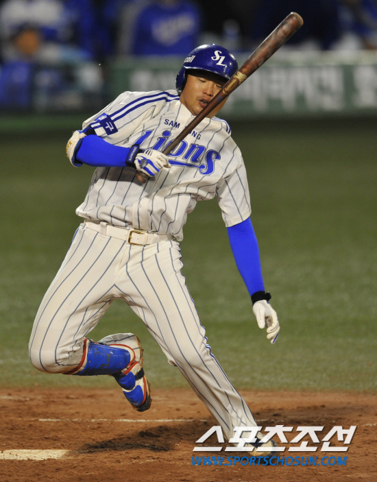 
	2010�� 10�� 8��

8�� �뱸���� ���� �λ�� �Ｚ�� �÷��̿��� 2�������� 3ȸ�� �Ｚ �����̰� '������'�� �����̸� ���� �ƿ��ǰ� �ִ�.

�뱸= ���� ���� kyungmin@sportschosun.com


