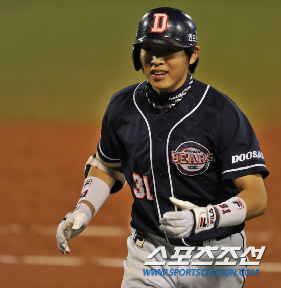 
	2010�� 10�� 8��

8�� �뱸���� ���� �λ�� �Ｚ�� �÷��̿��� 2�������� 3ȸ�� ����ö��̷� ����Ÿ���� ������Ų �λ� �������� ȯ�ϰ� ������ ���ƿ����� ���� �ִ�.

�뱸= ���� ���� kyungmin@sportschosun.com


