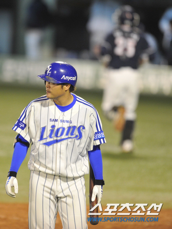 
	2010.10.8/

8�� �뱸���� ���ξ߱� �÷��̿��� 2���� �Ｚ���̿���-�λ꺣� ��Ⱑ ���ȴ�. 3ȸ�� 2�� �����̰� �λ� ���޳���� ������ ���ϰ� Ÿ������ �������� �ִ�.

�뱸=������ ���� songs@sportschosun.com


