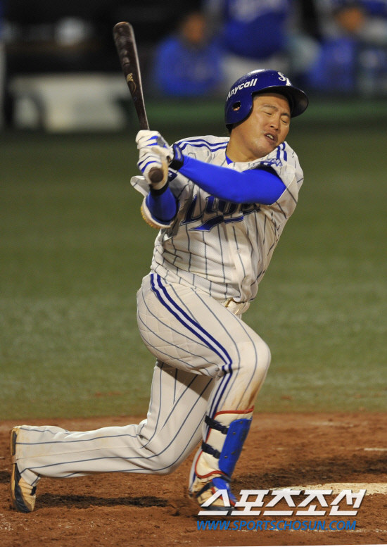 
	2010�� 10�� 8��

8�� �뱸���� ���� �λ�� �Ｚ�� �÷��̿��� 2�������� 3ȸ�� �Ｚ �����̰� '������'�� �����̸� ���� �ƿ��ǰ� �ִ�.

�뱸= ���� ���� kyungmin@sportschosun.com


