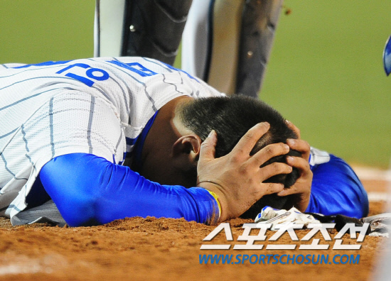 
	2010,10,07

PO1���� �Ｚ-�λ�

�뱸���忡�� ������ PO1�������� �Ｚ�� ä������ ������ ��Ȳ�� �¾Ҵ�.

3ȸ�� 2�� 1,2�翡�� 1������ ä������ �������� ���� 2��Ÿ�� Ȩ���� �پ������� �λ� ���� ����Ѱ� �浹�� �ƿ��Ǹ鼭 ������ �Ӹ��� ������ ä ������ ȣ���ϰ� �ִ�.

�뱸=����������basser@sportschosun.com


