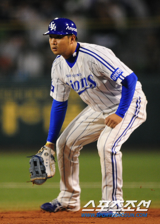 
	2010,10,08

PO1���� �Ｚ-�λ�

�Ｚ 1��� ä������ �Ӹ��� ��ȣ�ϱ� ���� ����� ���� ���� ���� ������ ������.

ä������ 7�� ������ PO1�������� �λ� ���� ����Ѱ� �浹�� �Ӹ��� ����� �޾Ҿ���.

�뱸=������ ���� baser@sportschosun.com


