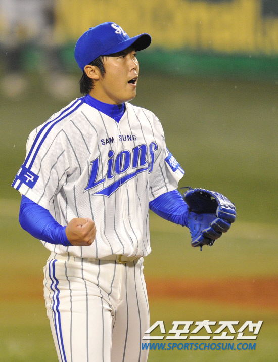 
	8�� �뱸���� ���ξ߱� �÷��̿��� 2���� �Ｚ���̿���-�λ꺣� ��Ⱑ ���ȴ�. 5ȸ 2�� 1�翡�� �λ� �̿����� �������� ó���ϸ� ȯȣ�ϴ� �迵��

�뱸=������ ���� songs@sportschosun.com


