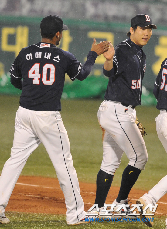 
	8�� �뱸���� ���ξ߱� �÷��̿��� 2���� �Ｚ���̿���-�λ꺣� ��Ⱑ ���ȴ�. 5ȸ�� 1�� 1��, �̿����� 2��� �� ���� ó���ϸ� �̴��� ��ġ�� ���޳׽��� �������� �������̺긦 ������ �ִ�. 

�뱸=������ ���� songs@sportschosun.com


