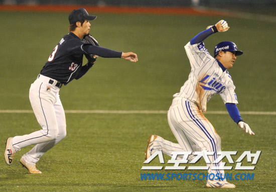 
	8�� �뱸���� ���ξ߱� �÷��̿��� 2���� �Ｚ���̿���-�λ꺣� ��Ⱑ ���ȴ�. 5ȸ�� 1�� 1��, �̿����� 2��� �� ���� Ÿ���� 1������ �������� �±׸� ���ϱ� ���� �������� �ִ�. 

�뱸=������ ���� songs@sportschosun.com


