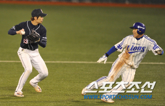 
	8�� �뱸���� ���ξ߱� �÷��̿��� 2���� �Ｚ���̿���-�λ꺣� ��Ⱑ ���ȴ�. 5ȸ�� 1�� 1��, �̿����� 2��� �� ���� Ÿ���� 1������ �������� �±׸� ���ϱ� ���� �������� �ִ�. 

�뱸=������ ���� songs@sportschosun.com


