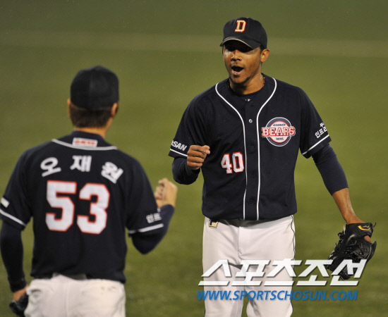 
	2010�� 10�� 8��

8�� �뱸���� ���� �λ�� �Ｚ�� �÷��̿��� 2�������� 5ȸ�� �Ｚ �̿����� ����ó�� �� �λ� ���޴�� ������� �������̺긦 ������ �ִ�.

�뱸= ���� ���� kyungmin@sportschosun.com


