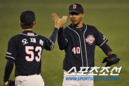 
	2010�� 10�� 8��

8�� �뱸���� ���� �λ�� �Ｚ�� �÷��̿��� 2�������� 5ȸ�� �Ｚ �̿����� ����ó�� �� �λ� ���޴�� ������� �������̺긦 ������ �ִ�.

�뱸= ���� ���� kyungmin@sportschosun.com


