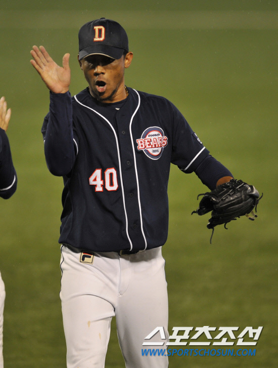 
	2010�� 10�� 8��

8�� �뱸���� ���� �λ�� �Ｚ�� �÷��̿��� 2�������� 5ȸ�� �Ｚ �̿����� ����ó�� �� �λ� ���޴�� ȯȣ�ϰ� �ִ�.

�뱸= ���� ���� kyungmin@sportschosun.com


