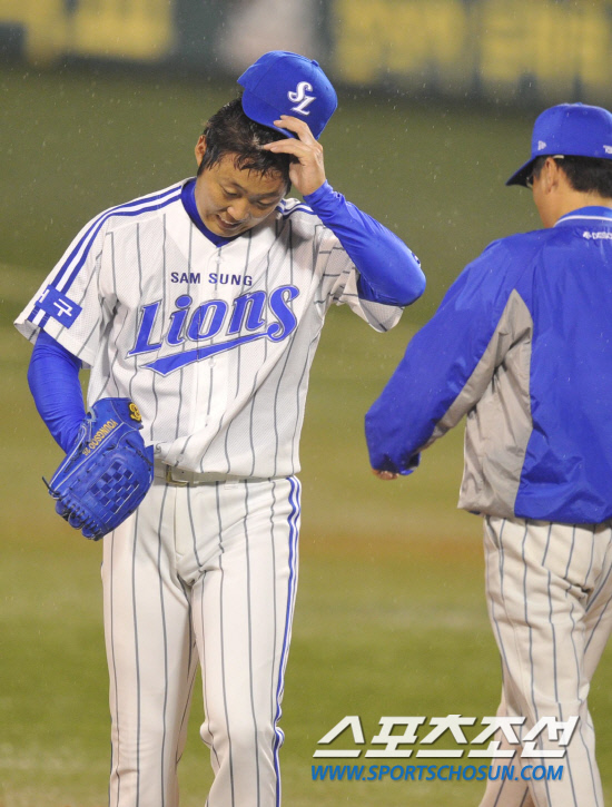 
	8�� �뱸���� ���ξ߱� �÷��̿��� 2���� �Ｚ���̿���-�λ꺣� ��Ⱑ ���ȴ�. 6ȸ ���� 1,2�翡�� �������� ��ü�ǰ� �ִ� �迵��. 

�뱸=������ ���� songs@sportschosun.com


