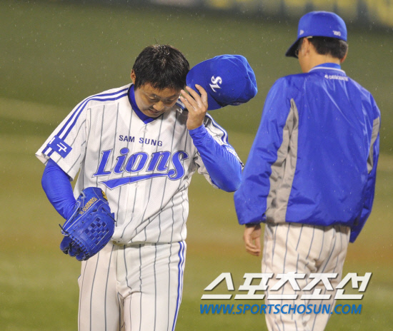 
	8�� �뱸���� ���ξ߱� �÷��̿��� 2���� �Ｚ���̿���-�λ꺣� ��Ⱑ ���ȴ�. 6ȸ ���� 1,2�翡�� �������� ��ü�ǰ� �ִ� �迵��. 

�뱸=������ ���� songs@sportschosun.com


