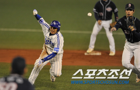 
	2010�� 10�� 8��

8�� �뱸���� ���� �λ�� �Ｚ�� �÷��̿��� 2�������� 5ȸ�� �Ｚ ������(����)�� �̿����� ���߶����� ������ϰ� �ִ�.

�뱸= ���� ���� kyungmin@sportschosun.com


