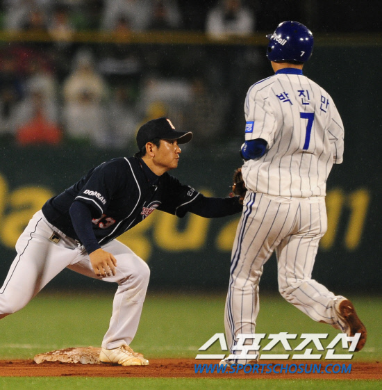 
	2010,10,08

PO1���� �Ｚ-�λ�

�Ｚ �������� ��󿡼� ȥ���� �����ٳ��. 5ȸ�� 1�� 1�翡�� 1������ �������� �̿���� 2�� �� ���� �� 2��� �پ����� �λ� ������� ��ġ�ִ� �÷��̷� ���� �ƿ��ǰ� ���Ҵ�.

�뱸=������ ���� baser@sportschosun.com


