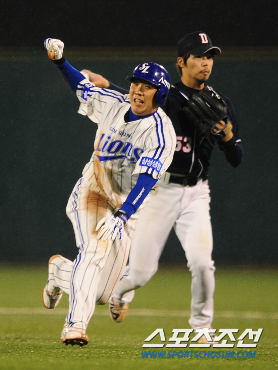 
	2010,10,08

PO1���� �Ｚ-�λ�

�Ｚ �������� ��󿡼� ȥ���� �����ٳ��. 5ȸ�� 1�� 1�翡�� 1������ �������� �̿���� 2�� �� ���� �� 2��� �پ����� �λ� ������� ��ġ�ִ� �÷��̷� ���� �ƿ��ǰ� ���Ҵ�.

�뱸=������ ���� baser@sportschosun.com


