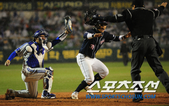 
	2010,10,08

PO1���� �Ｚ-�λ�

�������� ��ġ�ִ� �ַ��÷��̰� �Ｚ�� �⸦ ������. 6ȸ�� ���� ������ ��ȸ���� �λ� 3������ �������� �̼����� ����ö��� �� ���� ���� �̿��� Ȩ���� �پ��� �߰������� �����ߴ�.

�뱸=������ ���� baser@sportschosun.com


