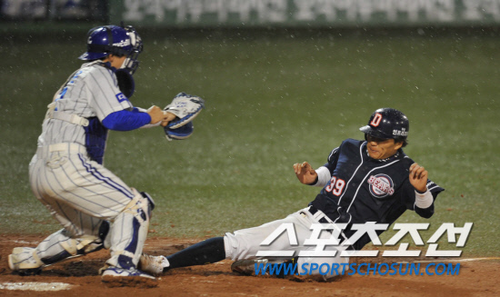 
	2010�� 10�� 8��

8�� �뱸���� ���� �λ�� �Ｚ�� �÷��̿��� 2�������� 6ȸ�� ���� ���缭  3������ �������� �̼����� �߰߼� �ö��̶� Ȩ���� �������ǰ� �ִ�.

�뱸= ���� ���� kyungmin@sportschosun.com


