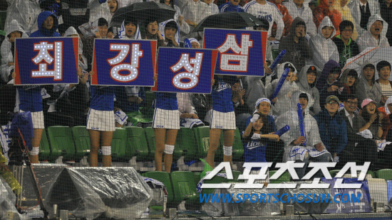 
	2010�� 10�� 8��

8�� �뱸���� ���� �λ�� �Ｚ�� �÷��̿��� 2�������� �Ｚ ġ������� '�ְ�����' �÷�ī�带 ��� ������ �ϰ� �ִ�.

�뱸= ���� ���� kyungmin@sportschosun.com


