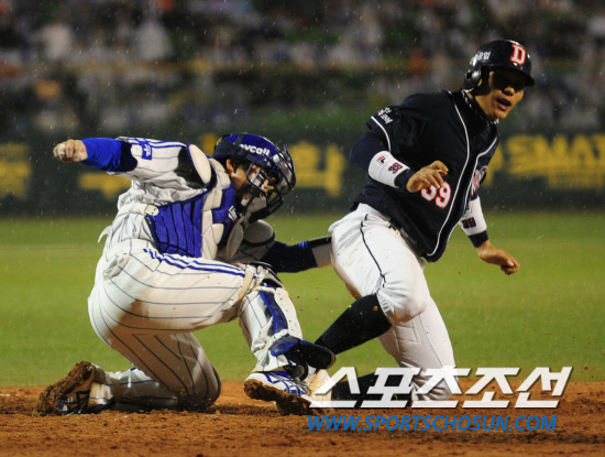 
	2010,10,08

PO1���� �Ｚ-�λ�

�������� ��ġ�ִ� �ַ��÷��̰� �Ｚ�� �⸦ ������. 6ȸ�� ���� ������ ��ȸ���� �λ� 3������ �������� �̼����� ����ö��� �� ���� ���� �̿��� Ȩ���� �پ��� �߰������� �����ߴ�.

�뱸=������ ���� baser@sportschosun.com


