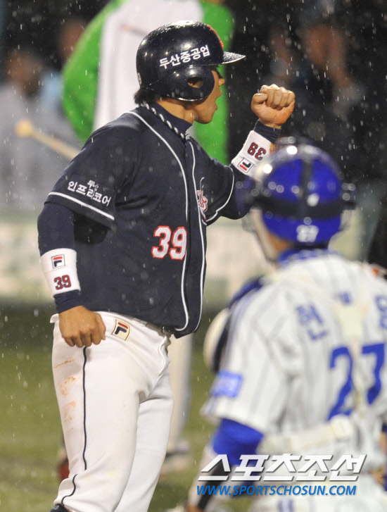 
	8�� �뱸���� ���ξ߱� �÷��̿��� 2���� �Ｚ���̿���-�λ꺣� ��Ⱑ ���ȴ�. 6ȸ ���� ���� �λ� �̼����� ª�� �ܾ��ö��̶� 3������ �������� �����ϸ� ȯȣ�ϰ� �ִ�. 

�뱸=������ ���� songs@sportschosun.com


