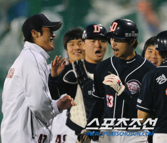 
	2010,10,08

PO1���� �Ｚ-�λ�

6ȸ�� ���� ���翡�� �λ� ������� �赿���� ����Ÿ�� Ȩ���� ������ �������� ȫ���� ����������ϸ� �ϰ� �ִ�.

�뱸=������ ���� baser@sportschosun.com


