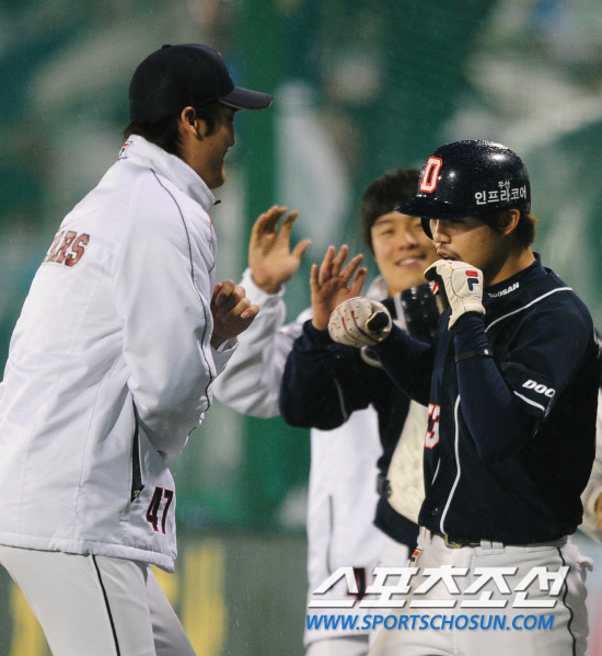 
	2010,10,08

PO1���� �Ｚ-�λ�

6ȸ�� ���� ���翡�� �λ� ������� �赿���� ����Ÿ�� Ȩ���� ������ �������� ȫ���� ����������ϸ� �ϰ� �ִ�.

�뱸=������ ���� baser@sportschosun.com


