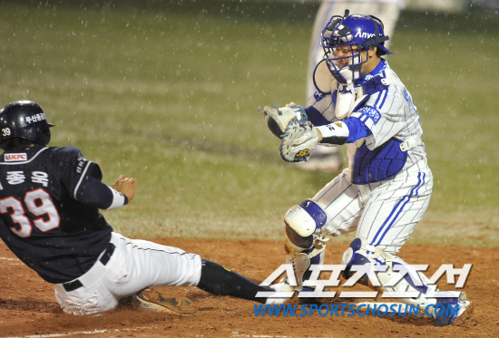 
	8�� �뱸���� ���ξ߱� �÷��̿��� 2���� �Ｚ���̿���-�λ꺣� ��Ⱑ ���ȴ�. 6ȸ ���� ���� �λ� �̼����� ª�� �ܾ��ö��̶� 3������ �������� Ȩ���� �⵵�� �������ǰ� �ִ�.

�뱸=������ ���� songs@sportschosun.com


